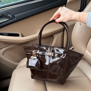 Bolso de mano y bandolera de piel de charol - ASTRID - Cierre magnético - Detalle de dije de cartera - MARRÓN
