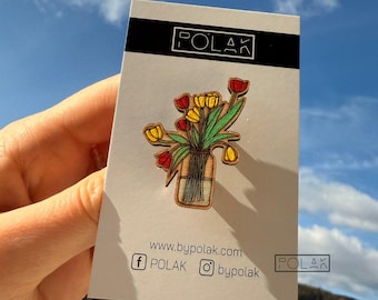 Broche de madeira Tulipas – Elegância floral artesanal