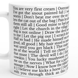 Pode incluir: Uma caneca de cerâmica branca com um design impresso em preto. O design apresenta uma série de frases e citações em um layout vertical. A caneca tem uma alça curva e um acabamento brilhante.