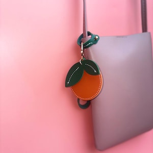 Llavero naranja: divertido amuleto de fruta para llaves y tarjetas, un bonito regalo para ella.