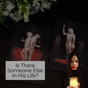 Può includere: Vengono mostrate due carte dei tarocchi con illustrazioni di figure nude e accenti rossi. Il testo "Is There Someone Else in His Life?" è sovrapposto a una carta. Una persona tiene in primo piano una candela accesa.