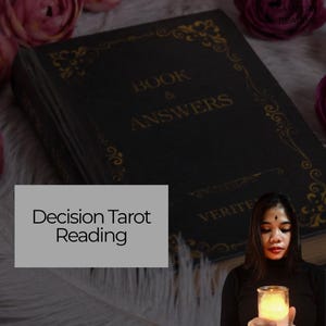 Può includere: Un libro nero intitolato BOOK & ANSWERS con bordi decorativi dorati. Un riquadro rettangolare grigio mostra il testo Decision Tarot Reading. Una persona con un segno scuro sulla fronte tiene una candela accesa davanti a sé.