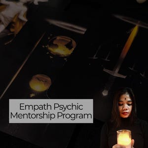Puede incluir: Una mujer sosteniendo una vela encendida en un tarro de cristal, con el texto "Empath Psychic Mentorship Program" en un rectángulo gris. El fondo presenta cartas de tarot oscuras con orbes dorados y una espada brillante.