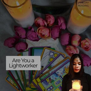 Könnte beinhalten: Eine Frau hält eine brennende Kerze, mit Tarotkarten, rosa Rosen und zwei brennenden Kerzen im Hintergrund. Der Text "Are You a Lightworker" wird auf einem grauen Rechteck angezeigt. Der Text "SAMEDAY READING" wird oben rechts angezeigt.