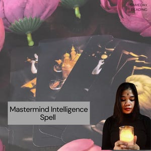 Könnte beinhalten: Eine Frau hält eine brennende Kerze vor einem Tarotkarten-Layout. Die Karten sind schwarz mit goldenen Akzenten und zeigen Bilder von Schlössern und anderen mystischen Bildern. Der Text "Mastermind Intelligence Spell" ist auf dem Bild zu sehen.