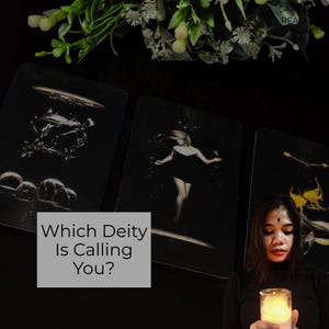 Peut inclure: Trois cartes noires avec des images dessus. Les cartes sont disposées sur une surface noire. Le texte "Which Deity Is Calling You?" est écrit en blanc sur un rectangle gris au centre de l'image. Une personne aux cheveux foncés et un bindi sur le front tient une bougie allumée devant les cartes.