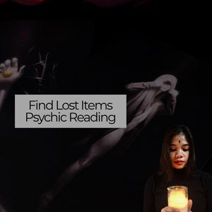 以下が含まれることがあります： 「Find Lost Items Psychic Reading」のテキストが灰色の長方形で表示された画像。女性がガラス瓶に入ったろうそくの火を灯しています。背景には幽霊のような姿があり、暗く神秘的な雰囲気です。