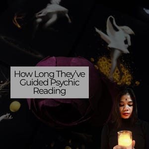 Può includere: Immagine scura con una donna che tiene in mano una candela accesa. Il testo "How Long They've Guided Psychic Reading" è visualizzato su un rettangolo grigio. Lo sfondo include un grande fiore viola e figure eteree.