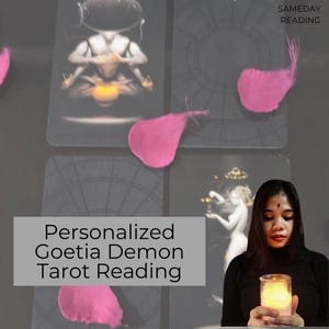 Op de afbeelding: Een tarotkaartlezing met de tekst "Personalized Goetia Demon Tarot Reading" en een vrouw die een brandende kaars vasthoudt. De kaarten zijn zwart met gouden accenten en er liggen roze bloemblaadjes op de tafel.