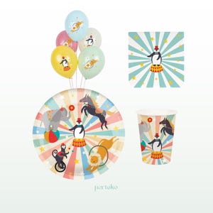 Könnte beinhalten: Ein Party-Set mit Zirkus-Motiv bestehend aus einem runden Teller, einem Pappbecher und fünf Luftballons. Die Artikel zeigen Illustrationen von Pinguin, Elefant, Pferd, Affe und Löwe vor einem sternförmigen Hintergrund. Das Wort parteko ist sichtbar.