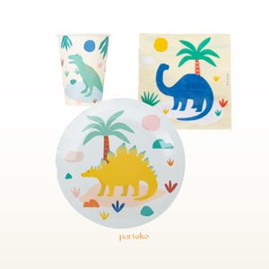 Könnte beinhalten: Ein Party-Set bestehend aus einem Pappbecher, einer quadratischen Serviette und einem runden Teller, verziert mit bunten Dinosaurier-Illustrationen, Palmen und abstrakten Formen in Gelb, Blau, Grün und Orange, mit dem Text parteko unten.