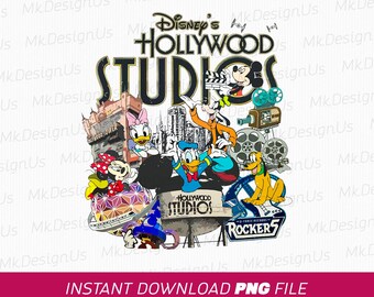 Puede incluir: Una ilustración colorida con los personajes de Disney Mickey Mouse, Goofy, Donald Duck y Pluto frente a un letrero de Hollywood Studios. Los personajes están rodeados de carretes de película, una cámara y un edificio del Hollywood Tower Hotel. El texto "Disney's Hollywood Studios" aparece en una fuente dorada y negra.