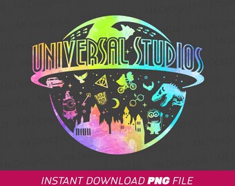 Puede incluir: Un diseño de acuarela arcoíris con el logotipo de Universal Studios y varios personajes populares de películas, incluyendo un Minion, un dinosaurio y el castillo de Hogwarts de Harry Potter. El texto "UNIVERSAL STUDIOS" está escrito en negro, en negrita.