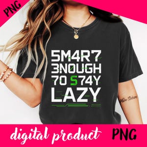 Könnte beinhalten: Schwarzes T-Shirt mit dem weißen und grünen Text "SM4R7 3NOUGH 70 S74Y LAZY". Es ist ein digitales Produkt.