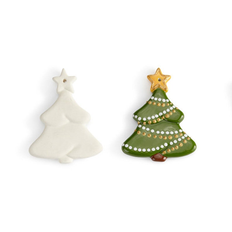 K&ouml;nnte beinhalten: Zwei Weihnachtsbaumschmuck aus Keramik. Einer ist wei&szlig; und der andere ist gr&uuml;n mit goldenen und wei&szlig;en Akzenten.
