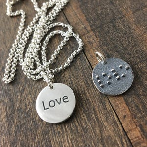 Braille Halskette, Liebeszauber Halskette mit Blindenschrift auf der Rückseite, Sterling Silber Braille Halskette, Charm Halskette, Layering Halskette