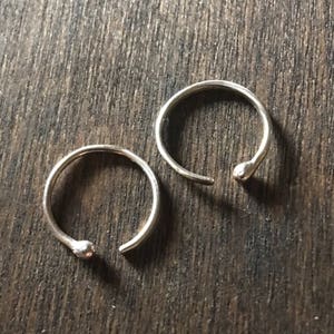 Petite boucle d'oreille minimaliste avec une boule à une extrémité, anneau ouvert en argent ou en cuivre, bijou d'oreille, bijou de nez, boucle d'oreille tendue, anneau de nez image 1
