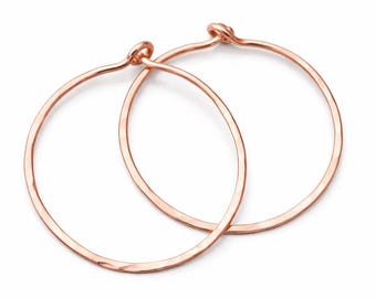 Pendientes de aro medianos martillados con baño de oro rosa: forjados a mano.