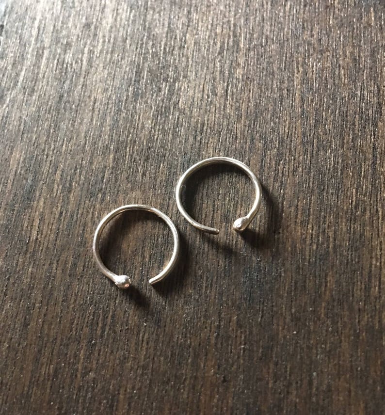 Petite boucle d'oreille minimaliste avec une boule à une extrémité, anneau ouvert en argent ou en cuivre, bijou d'oreille, bijou de nez, boucle d'oreille tendue, anneau de nez image 1