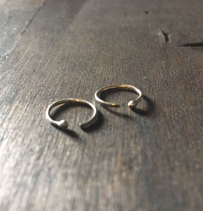 Petite boucle d'oreille minimaliste avec une boule à une extrémité, anneau ouvert en argent ou en cuivre, bijou d'oreille, bijou de nez, boucle d'oreille tendue, anneau de nez image 3