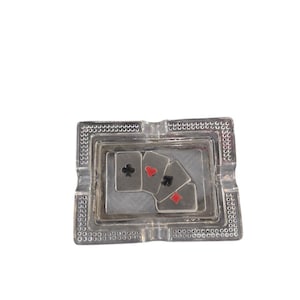 Vintage glazen asbak met speelkaartontwerp – pokerdecor uit het midden van de eeuw, rookaccessoire in casinostijl
