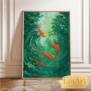 Puede incluir: Una impresión artística enmarcada que presenta cuatro peces koi naranjas nadando en un estanque verde. La obra de arte tiene un estilo texturizado y pictórico, con patrones de agua arremolinada y luz reflejada en la superficie. La impresión se exhibe en una habitación con piso de madera.