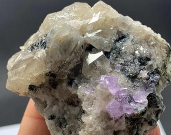 Raro ejemplar de apatita púrpura con cuarzo: piedra curativa natural