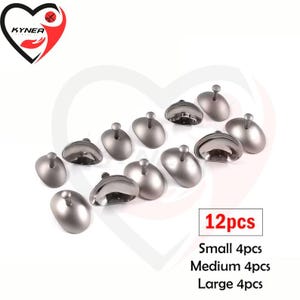 Puede incluir: Un juego de doce ganchos de pared plateados, de forma ovalada, con un pequeño pomo redondeado en la parte superior. Los ganchos están disponibles en tres tamaños: pequeño, mediano y grande. La imagen también incluye un logotipo con un corazón y unas tijeras.