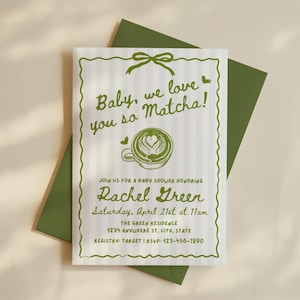 Puede incluir: Una invitación a un baby shower con un fondo a rayas verdes y blancas. La invitación presenta el texto "Baby, we love you so Matcha!" y un dibujo de un matcha latte. La invitación es para Rachel Green.