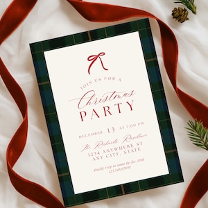 Op de afbeelding: Kerstfeestuitnodiging met een geruite rand in groen, marineblauw en bruin. De uitnodiging heeft een crèmekleurige achtergrond met bordeauxrode tekst met "Join us for a Christmas Party" en evenementdetails.