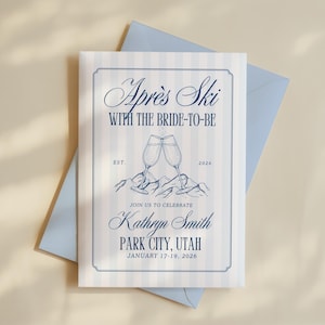 Könnte beinhalten: Eine hellblaue Einladungskarte mit dem Text "Après Ski with the Bride-to-Be". Die Einladung zeigt eine Zeichnung von zwei Sektgläsern, die über einer Bergkette anstoßen. Die Einladung ist für Kathryn Smith in Park City, Utah, vom 17. bis 19. Januar 2026.