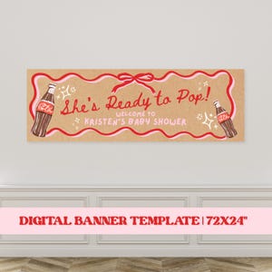 Puede incluir: Una pancarta rectangular con el texto "She's Ready to Pop!" en escritura roja, con "Welcome to Kristen's Baby Shower" debajo. La pancarta presenta dos ilustraciones de botellas de Coca-Cola y mide 183 cm de ancho por 61 cm de alto.