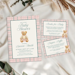 Pode incluir: Conjunto de convites para chá de bebê com um padrão xadrez rosa e um gráfico de ursinho de pelúcia. Inclui um convite, um cartão de pedido de livro e um cartão de rifa de fraldas. Perfeito para um chá de bebê.