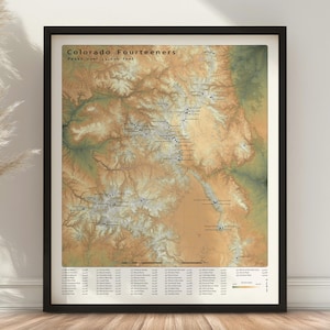 Pode incluir: Impressão emoldurada do mapa intitulada "Colorado Fourteeners" mostrando picos acima de 14.000 pés. O mapa apresenta uma vista topográfica com cores marrons, verdes e brancas e inclui rótulos para cada pico. A moldura é preta.