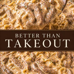 Könnte beinhalten: Nahaufnahme einer Pfanne mit cremigem Beef Stroganoff, wobei ein Holzlöffel einen Teil davon anhebt. Das Gericht enthält Eiernudeln, zartes Rindfleisch und eine reichhaltige, hellbraune Sauce. Der Text auf dem Bild lautet "BETTER THAN TAKEOUT".