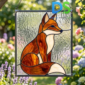 Könnte beinhalten: Ein rechteckiges Buntglasfenster mit einem Fuchsmotiv aus orangefarbenen, braunen und cremefarbenen Glasstücken. Der Fuchs ist im sitzenden Profil vor einem strukturierten, klaren Glashintergrund dargestellt. Das Paneel ist metallgerahmt und hängt an einer Kette.