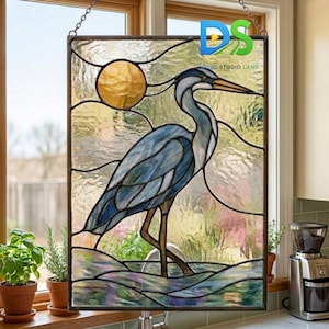 Puede incluir: Una taza de cerámica blanca con un asa negra y el texto "But First, Coffee" en negrita negra. La taza se encuentra sobre un fondo borroso, sugiriendo un ambiente acogedor.