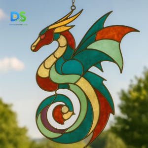 Può includere: Un acchiappasole a forma di drago in vetro colorato con un design colorato. Il drago presenta pezzi di vetro rosso, giallo, verde e verde acqua, delineati con un metallo scuro. Il drago è sospeso da una catena.