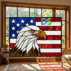 Könnte beinhalten: Buntglasfenster mit dem Design der amerikanischen Flagge und einem Weißkopfseeadler. Die Flagge hat rote und weiße Streifen, ein blaues Feld mit weißen Sternen. Der Adler hat weiße, braune und gelbe Details. Das Fenster hängt vor einem Fenster.