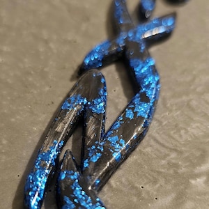 Puede incluir: Un logotipo negro y azul con purpurina con las letras "RZ" en una fuente estilizada.