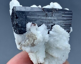 Kryształ czarnego turmalinu z albitem: naturalny okaz minerału, Pakistan 40 g