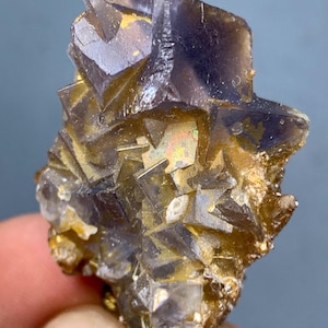 Ejemplar de cristal de fluorita arcoíris: mineral cúbico raro de Pakistán (20 g, 43 x 29 x 15 mm)