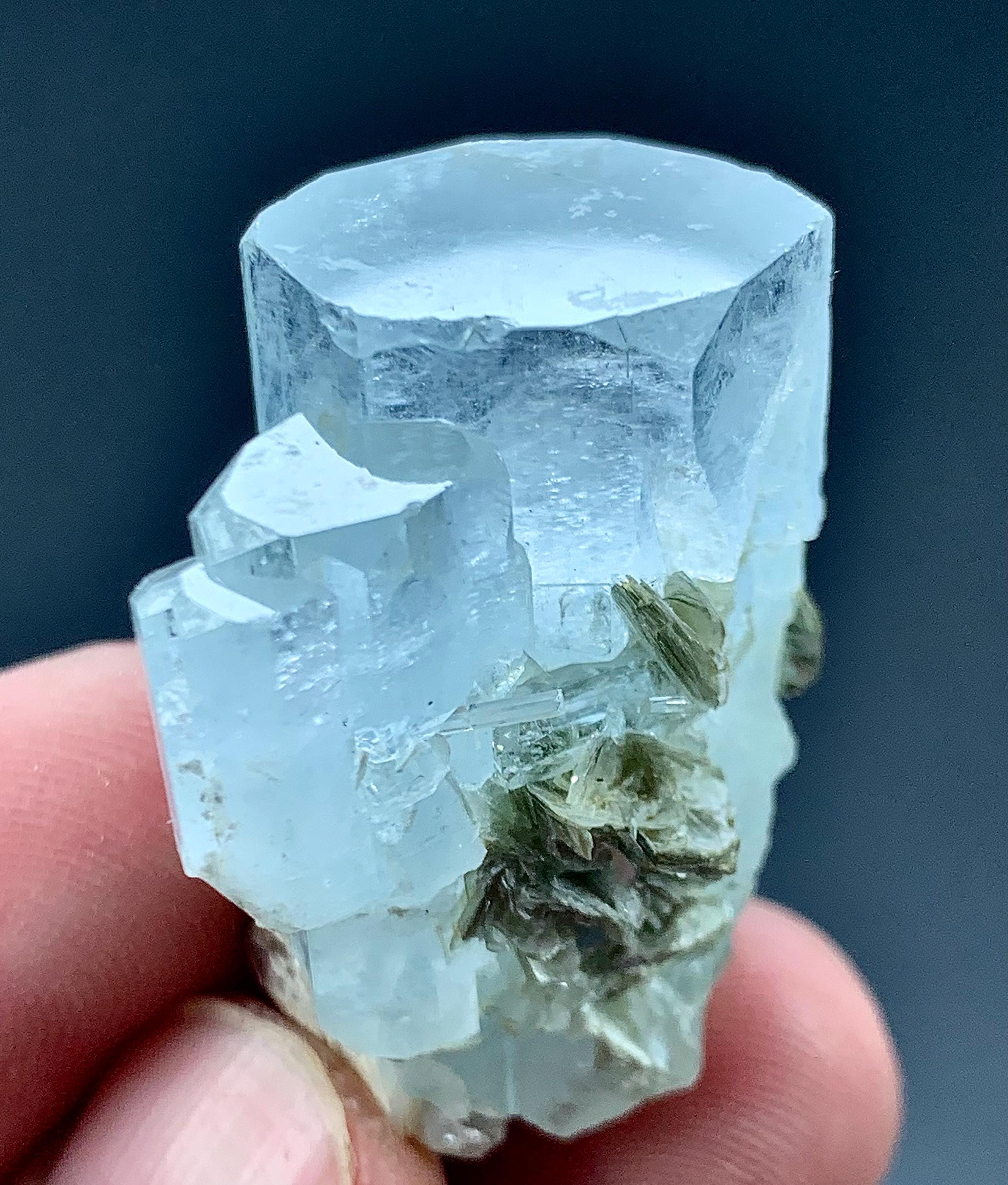 25g 天然アクアマリンクリスタル：パキスタン・スカルドゥ産の研磨済み