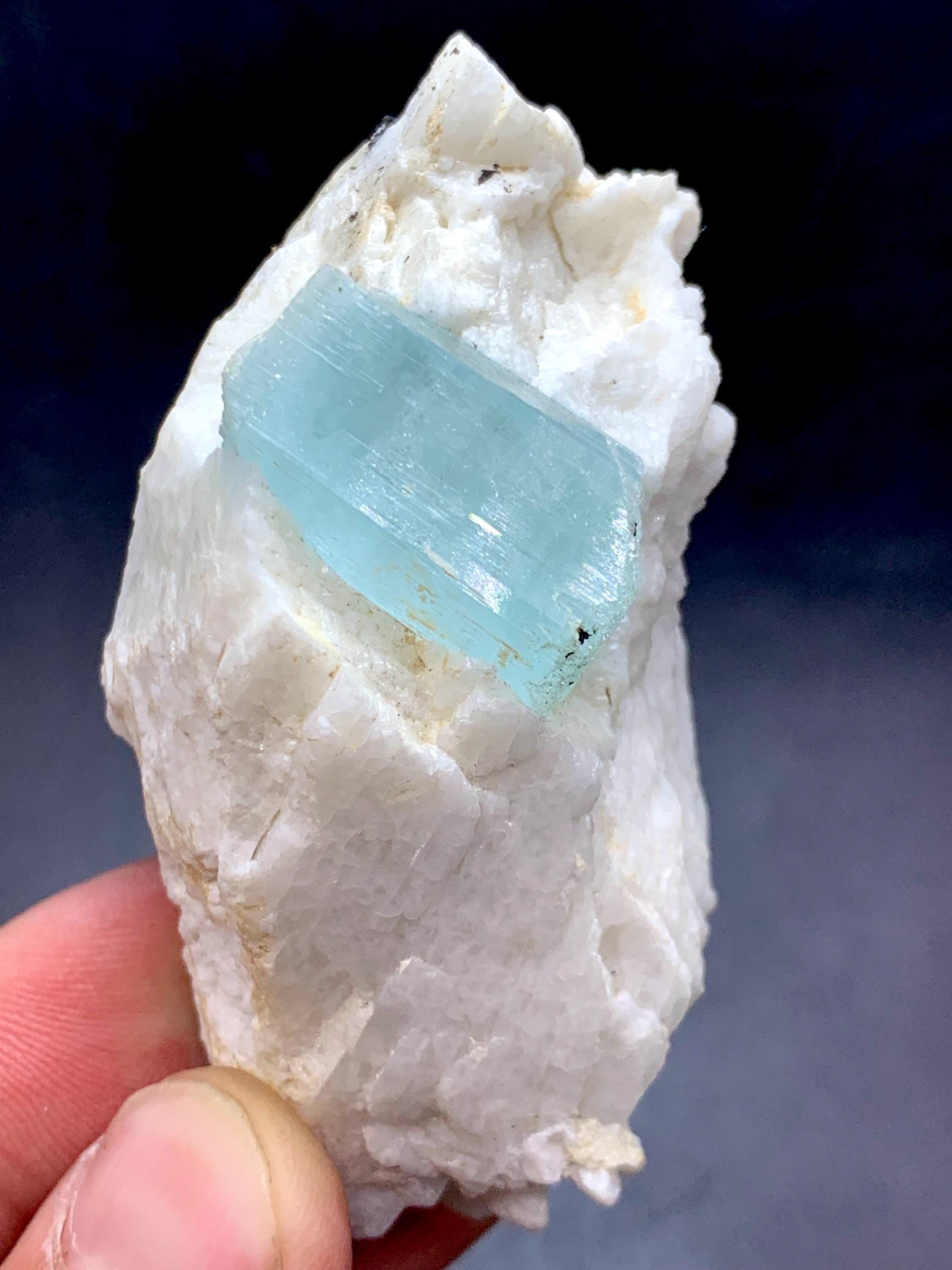 111グラム 天然スカイブルーのアクアマリン結晶/標本（パキスタン
