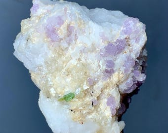 パキスタン産、アルバイト入り、22グラムの見事なグリーントルマリン