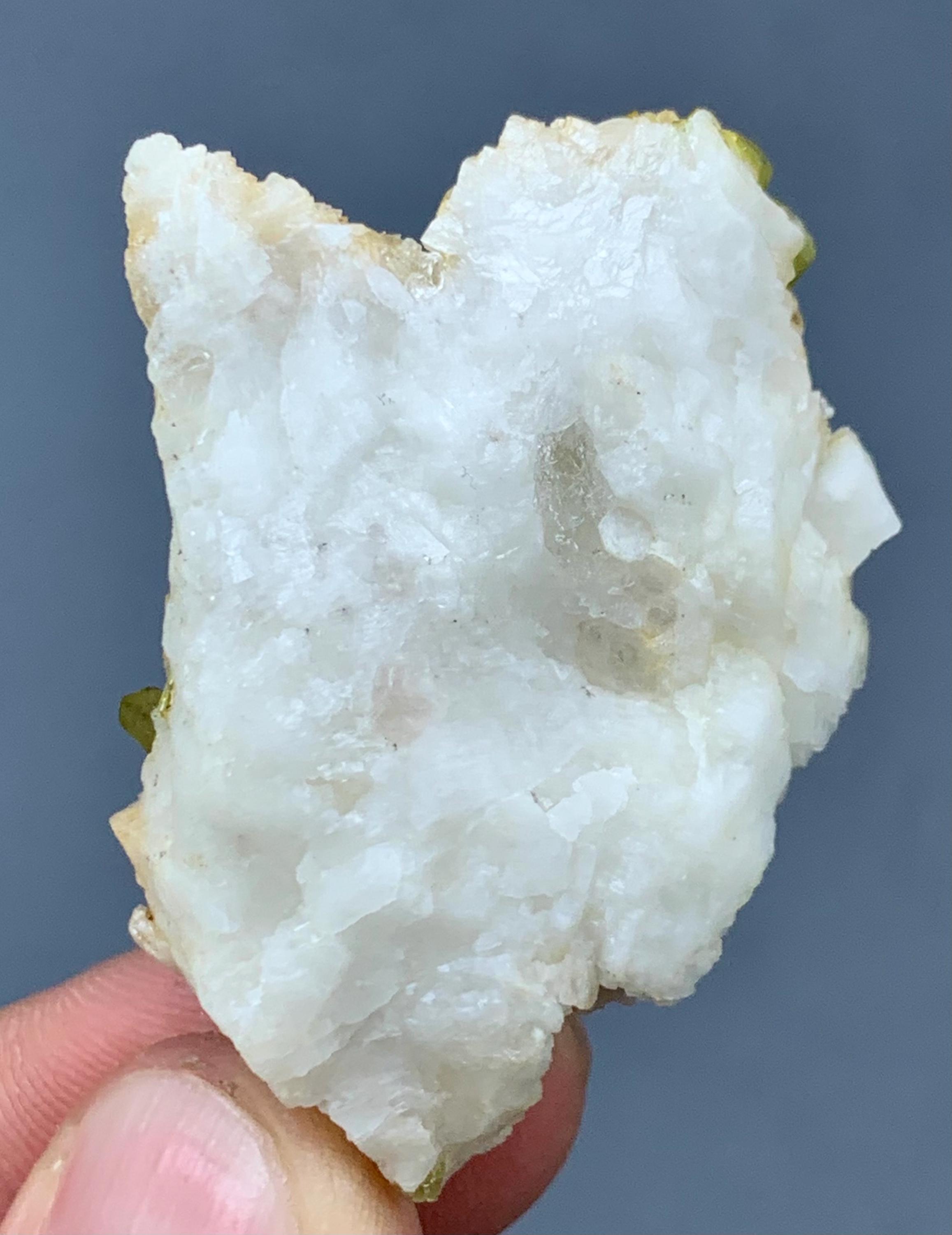 パキスタン産、アルバイト入り、22グラムの見事なグリーントルマリン