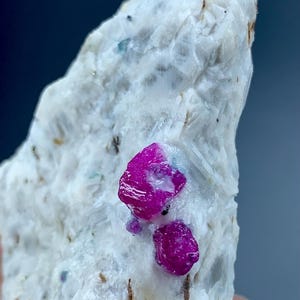 Peut inclure: Une tasse en céramique blanche avec une anse noire et le texte "But First, Coffee" dans un style manuscrit. La tasse est posée sur une surface blanche. La tasse mesure 10 cm de haut.