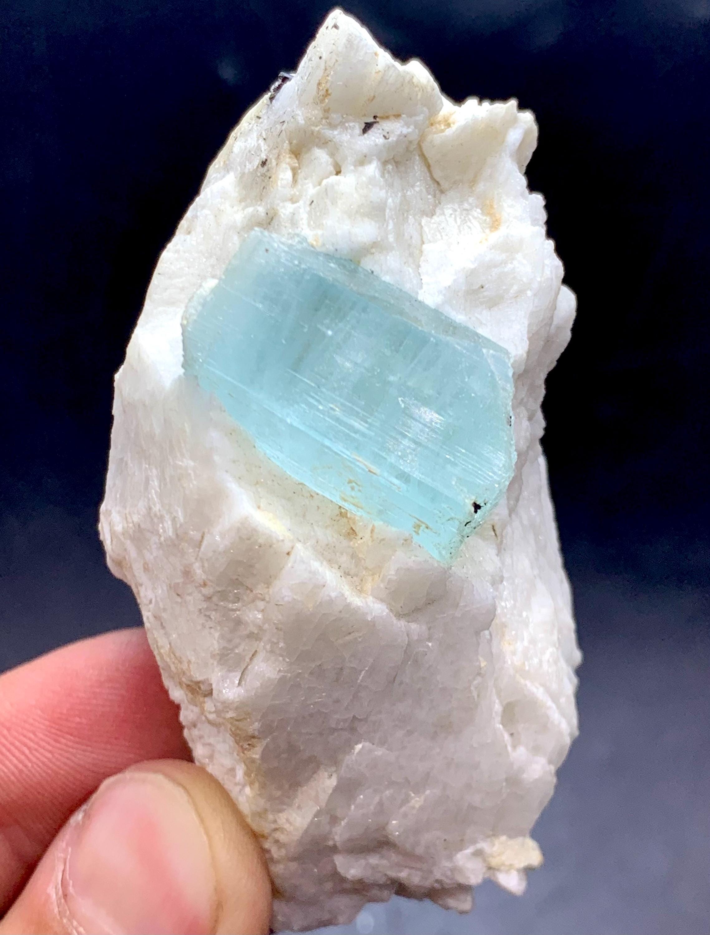 111グラム 天然スカイブルーのアクアマリン結晶/標本（パキスタン