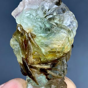 Impresionante y raro cristal/ejemplar de fluorita bicolor de 33 gramos, combinado con mica, procedente de Pakistán.