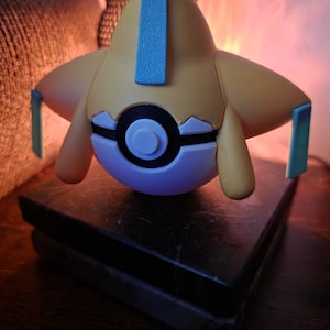 3D gedruckter Jirachi Pokéball | Pokémon-inspiriertes Sammlerstück | Personalisierter Resin Pokéball | Anime Geschenk für Fans & Sammler